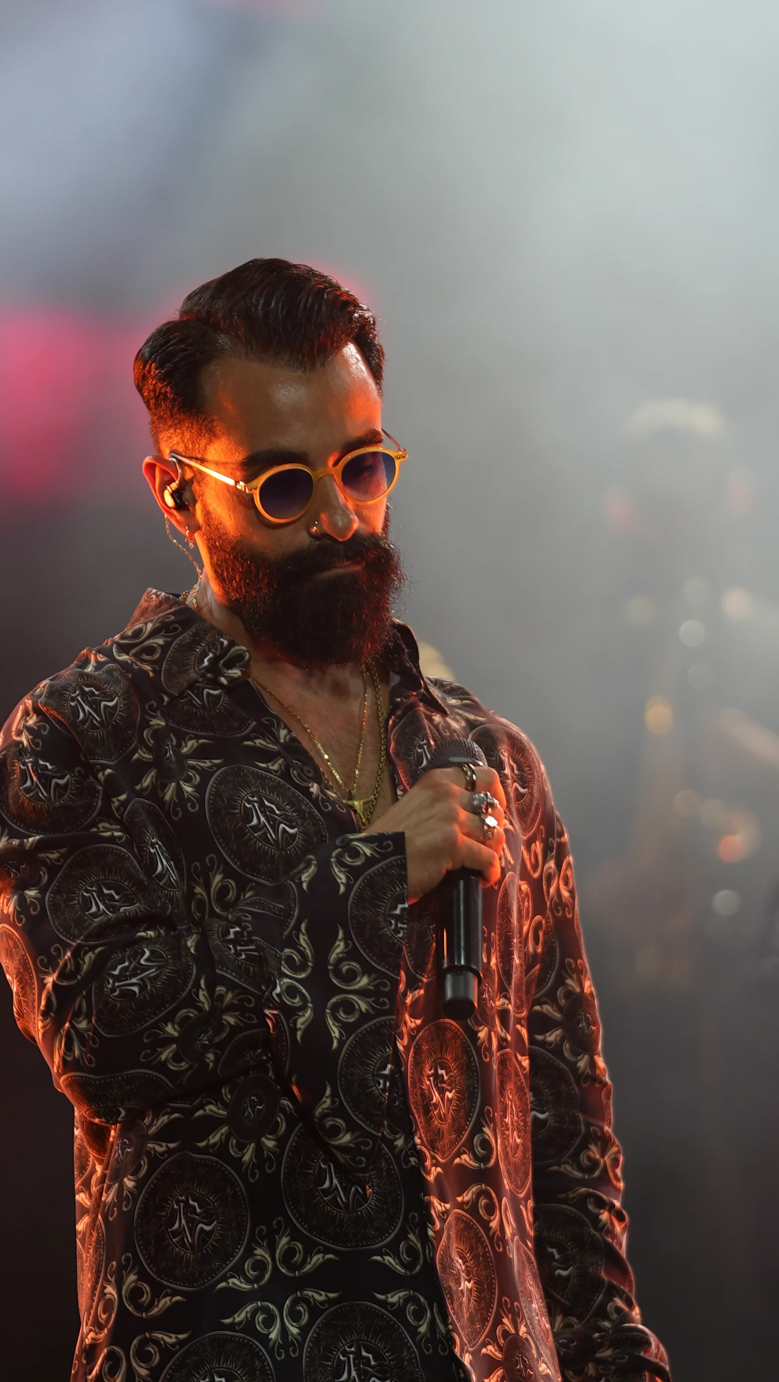 Gökhan Özoğuz sahnede performans sergilerken gözlük.co gözlükleriyle