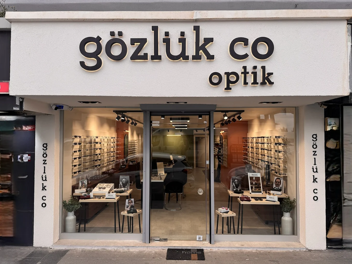 gözlük.co mağaza içi, gözlük rafları ve danışma alanı